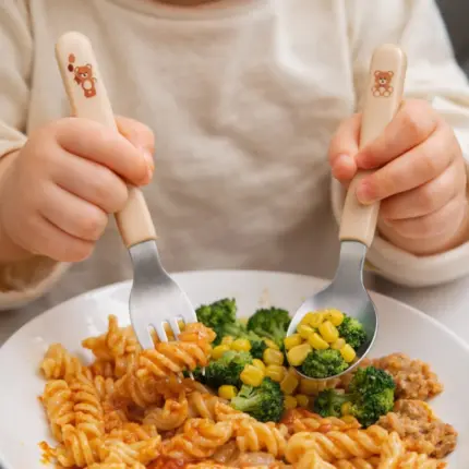 Metāla karote un dakšiņa bērniem 12M+ 1065/03 BabyOno bērnam rokās