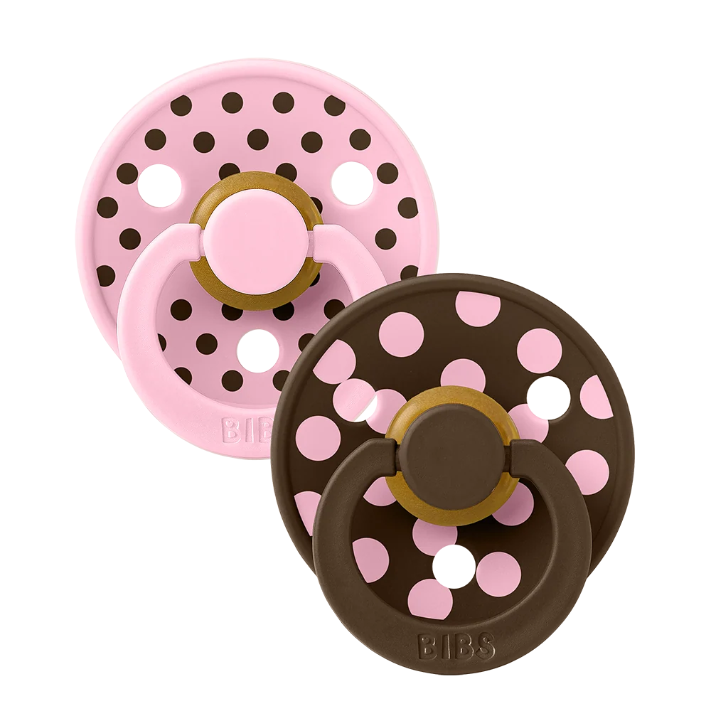 bibs-studio-knupitis-6-18-men-polka-baby-pink-mocha BIBS Studio Colour apaļais knupītis 6–18 mēn., 2 gab. – Polka Baby Pink / Mocha