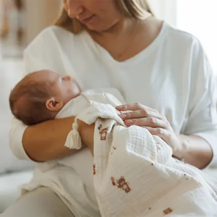 Muslīna bērnu pleds Babyono Cream 1566/02 ar mazuli