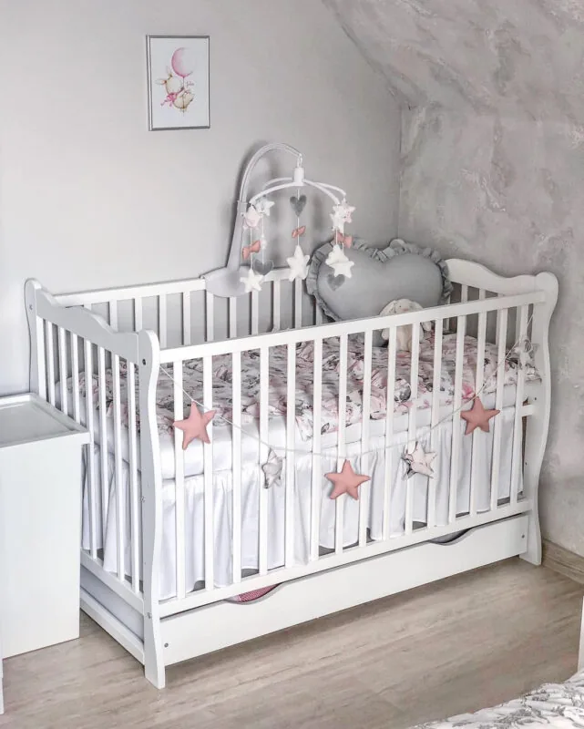 Bērnu gultiņa Julija ar atvilktni istabā