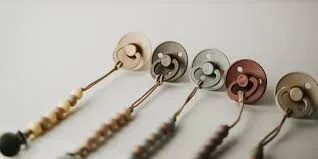 Mushie mānekļa turētājs Cleo, Red Wood - Image 2