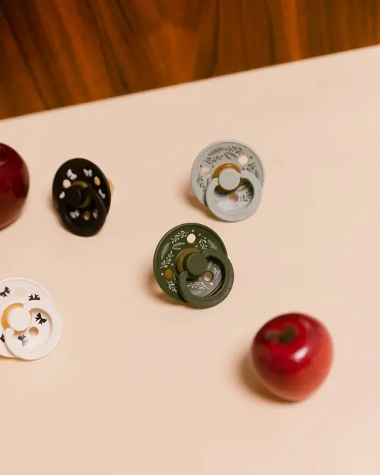 bibs colour round retro holiday māneklītis kolekcija uz galda