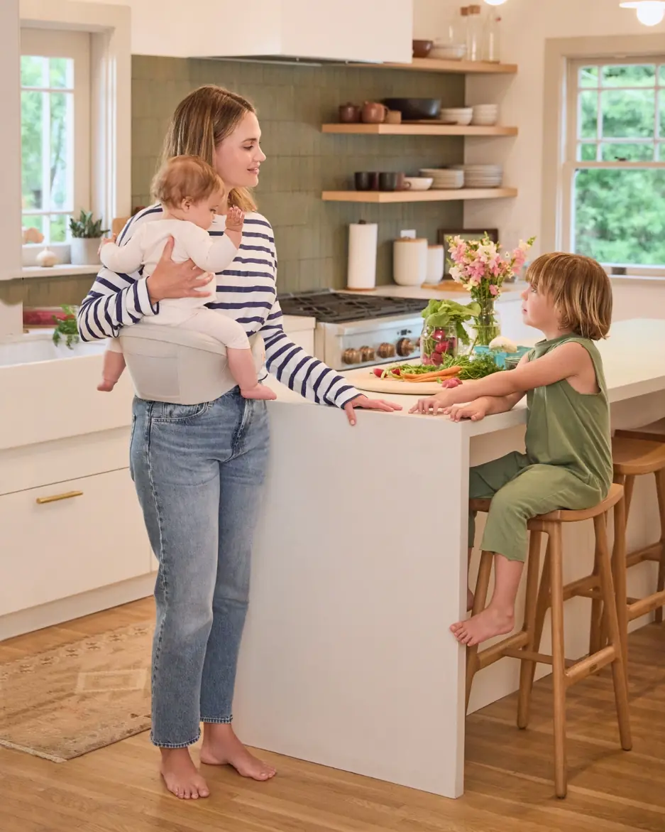 Ergobaby Lift gurnu sēdeklis bērnam Lift Hip Seat mamma ar mazuli