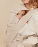 Ergobaby Omni Deluxe Mesh ergosoma natural beige ar mazuli uz krūtīm