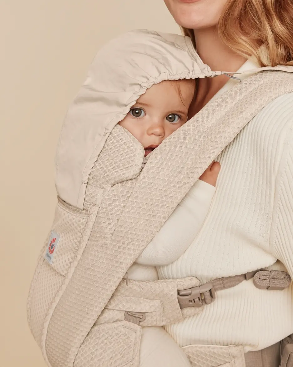 Ergobaby Omni Deluxe Mesh ergosoma natural beige ar mazuli uz krūtīm